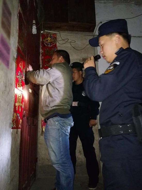 花溪区粗心妈妈误将幼女锁家中 民警全城寻开锁师傅开门